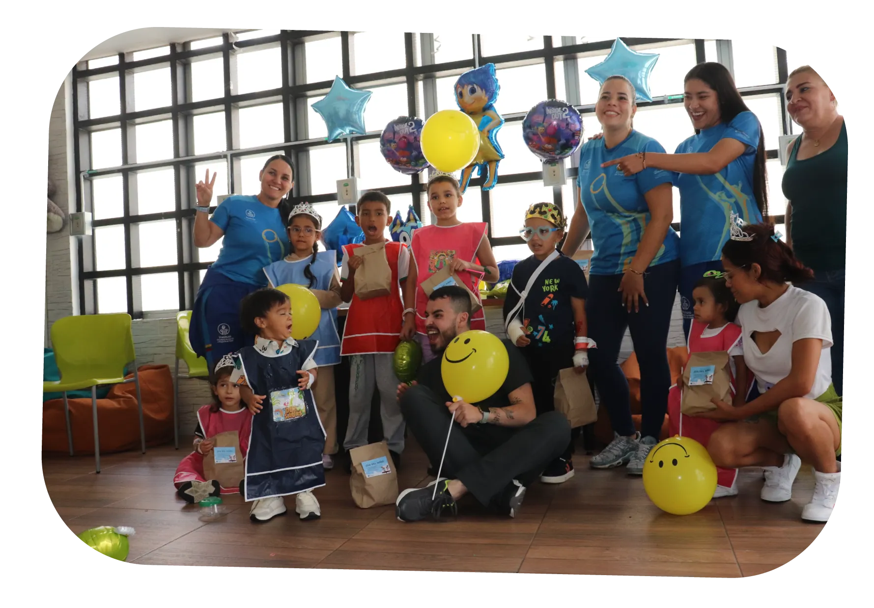Colaboradores de Clínica Antioquia con niños en una actividad recreativa